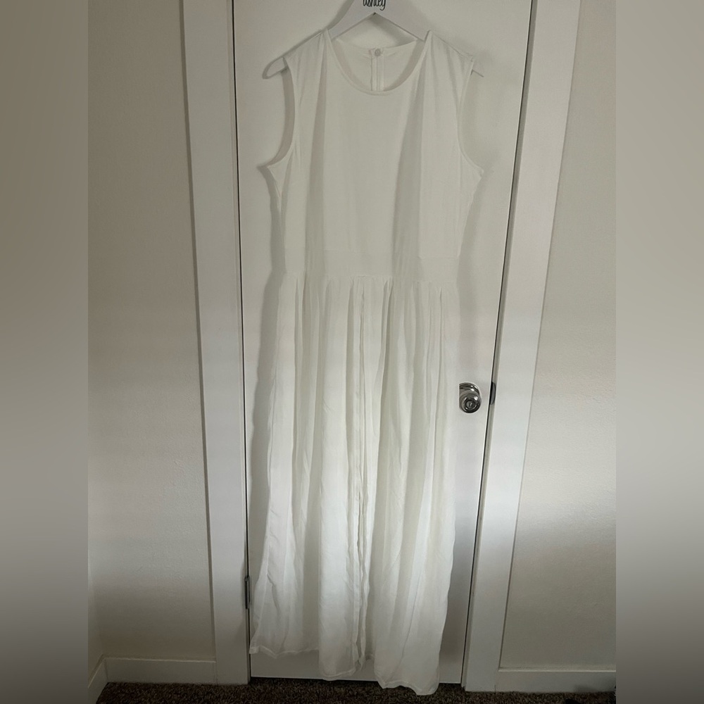 Chic White Sleeveless Jumpsuit